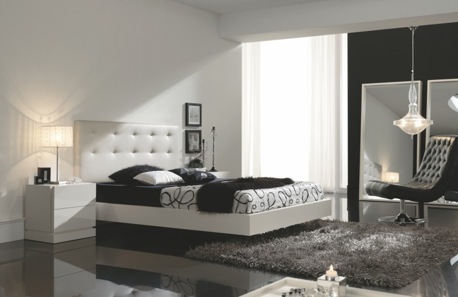 Черная кровать в белой спальне